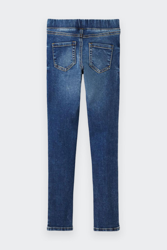 jeans Name It a leggings per bambina e ragazza con vestibilità regolare e vita elasticizzata e regolabile. Tasche posteriori ed 