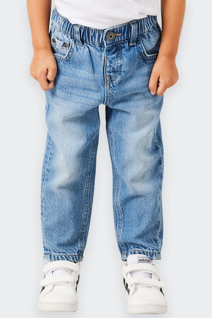 Slim-fit denim pants for children. Snap-button closure with an elasticized and adjustable waist. Ideal for any occasion and easi