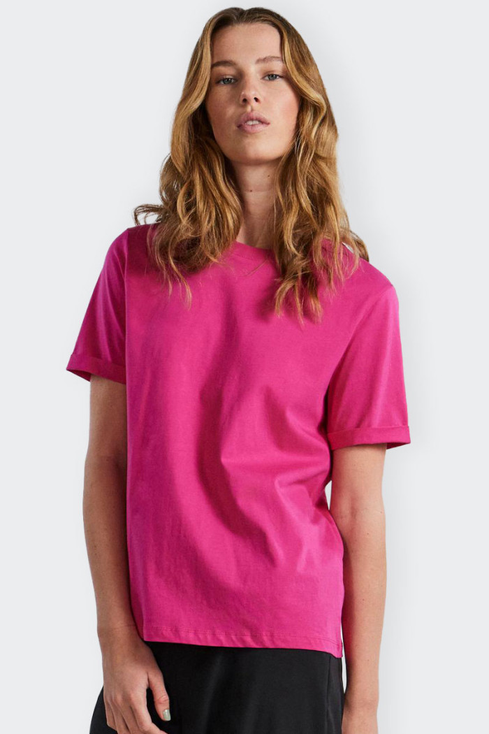 Fuchsia basic women's short-sleeved T-shirt made of 100% cotton. Ideal for any of your occasions or free time. Regular fit.