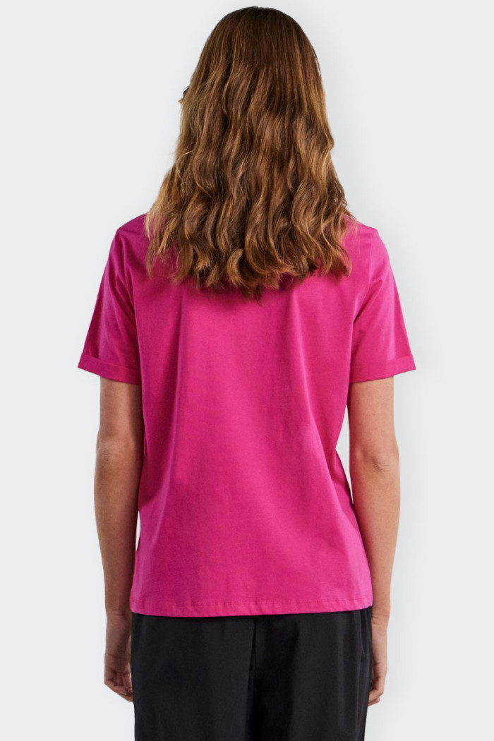 maglietta Pieces basic da donna a maniche corte realizzata in 100% cotone. Ideale per ogni tua occasione o momento libero. Vesti