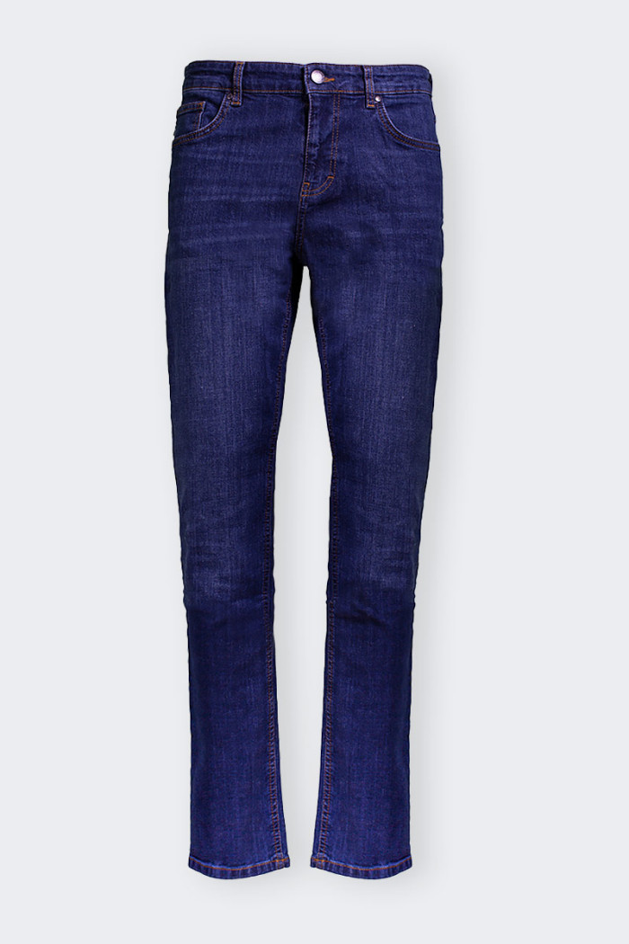 Jeans da uomo realizzato in 100% cotone. Regular fit. Comode tasche frontali e posteriori. Apertura con zip e bottone logato. In