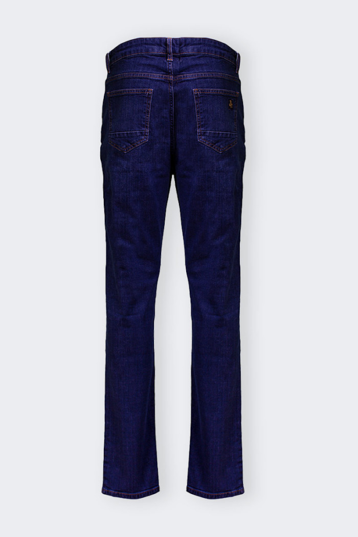 Jeans da uomo realizzato in 100% cotone. Regular fit. Comode tasche frontali e posteriori. Apertura con zip e bottone logato. In