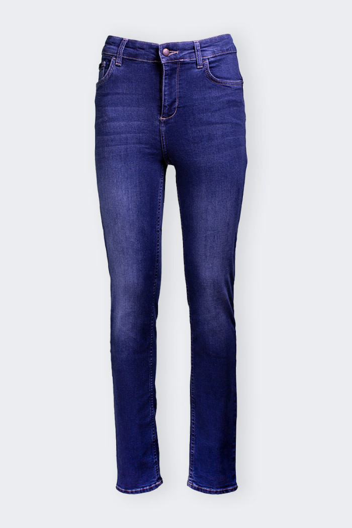 Jeans blu da donna effetto push-up elasticizzato. Chiusura con zip e bottone logato, passanti per cintura e comode tasche fronta