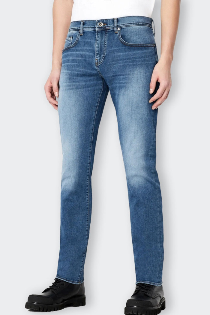 jeans da uomo modello 5 tasche con chiusura zip a patta. Inserto logo in pelle ricamato sulla tasca posteriore. Un must-have da 