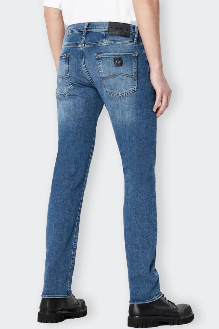 jeans da uomo modello 5 tasche con chiusura zip a patta. Inserto logo in pelle ricamato sulla tasca posteriore. Un must-have da 