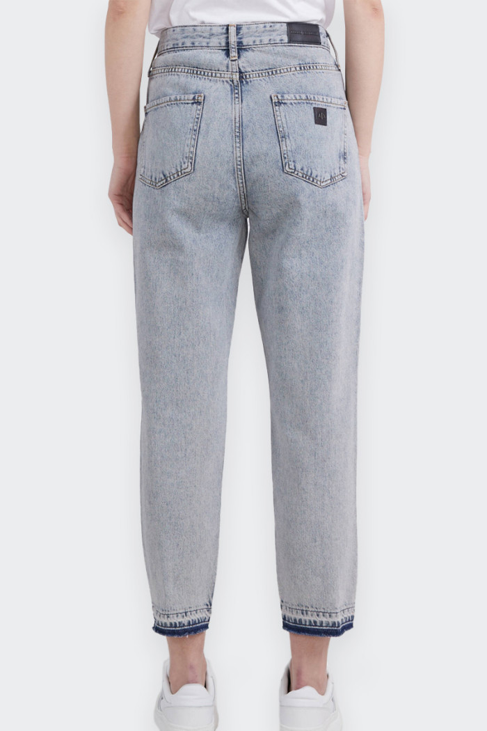 Jeans Armani Exchange da donna in 100% cotone con fondo cropped e vestibilità boyfriend caratterizzato dalle cinque tasche. Un m