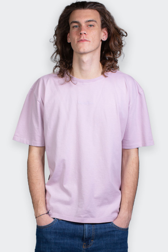 T-shirt lavanda da uomo realizzata in 100% cotone. Caratterizzata dalla scritta logo ricamata sul fronte. Stile casual, perfetta