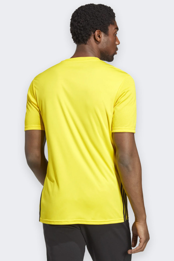 t-shirt Adidas da uomo dal taglio sportivo realizzata in tessuto tecnico e tecnologia Aeroready che permette una corretta traspi