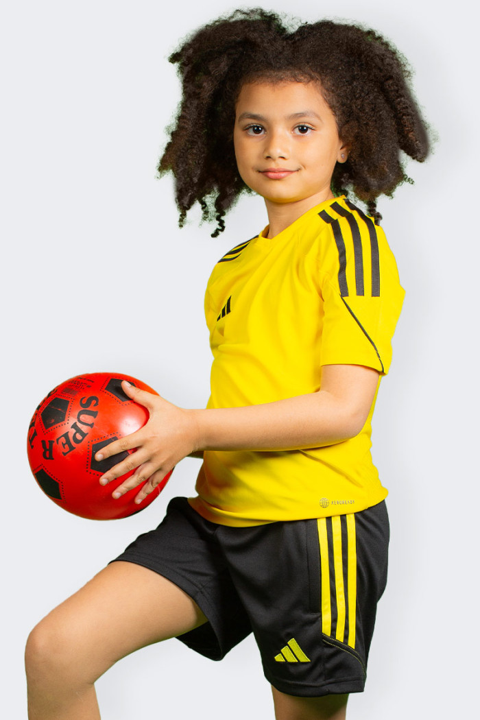 t-shirt Adidas sportiva a maniche corte unisex per bambino e ragazzo in tessuto tecnico con tecnologia aeroready che permette ua