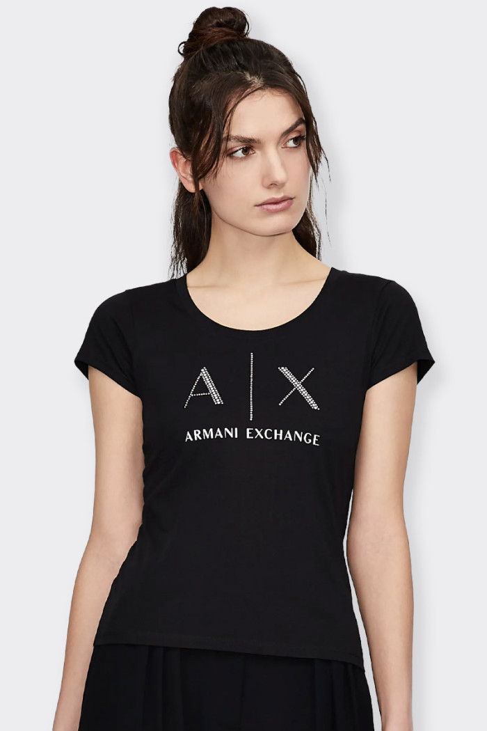 t-shirt Armani Exchange da donna a maniche corte in 100% cotone pima. Girocollo e dettaglio in borchie sul fronte. Ideale per og