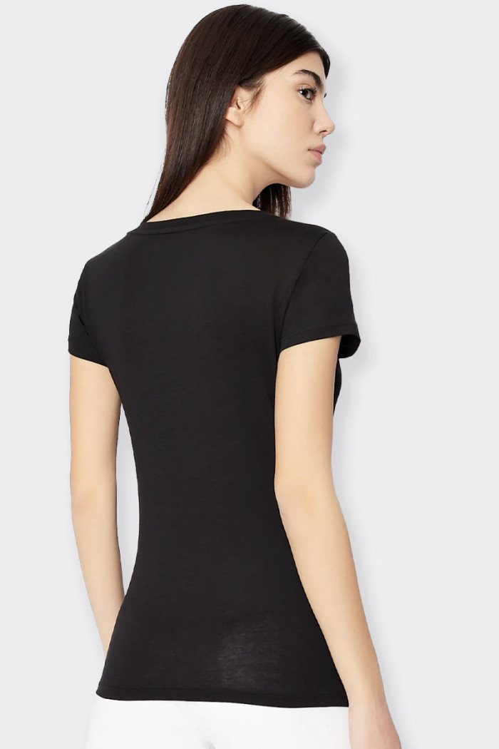 t-shirt Armani Exchange da donna a maniche corte in 100% cotone pima. Girocollo e logo brand maxi in contrasto sul fronte per un