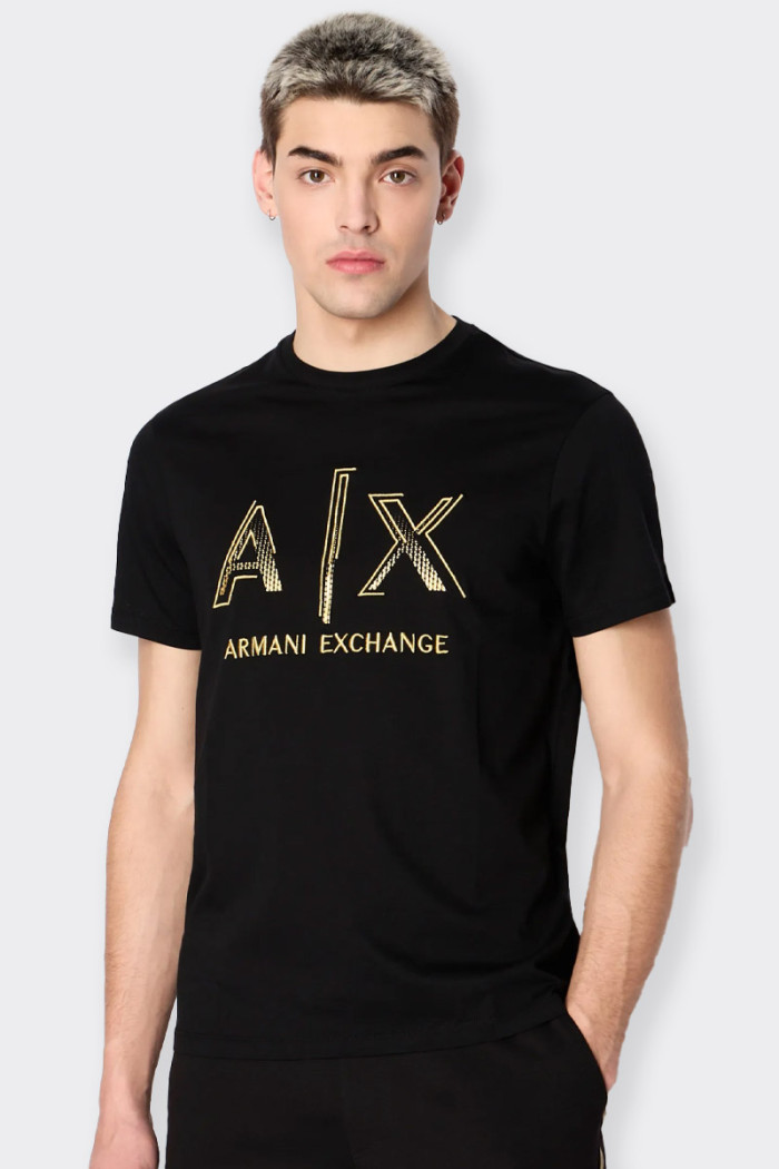 t-shirt Armani Exchange da uomo a maniche corte in 100% cotone jersey caratterizzata dal logo brand ricamato sul fronte . Ideale