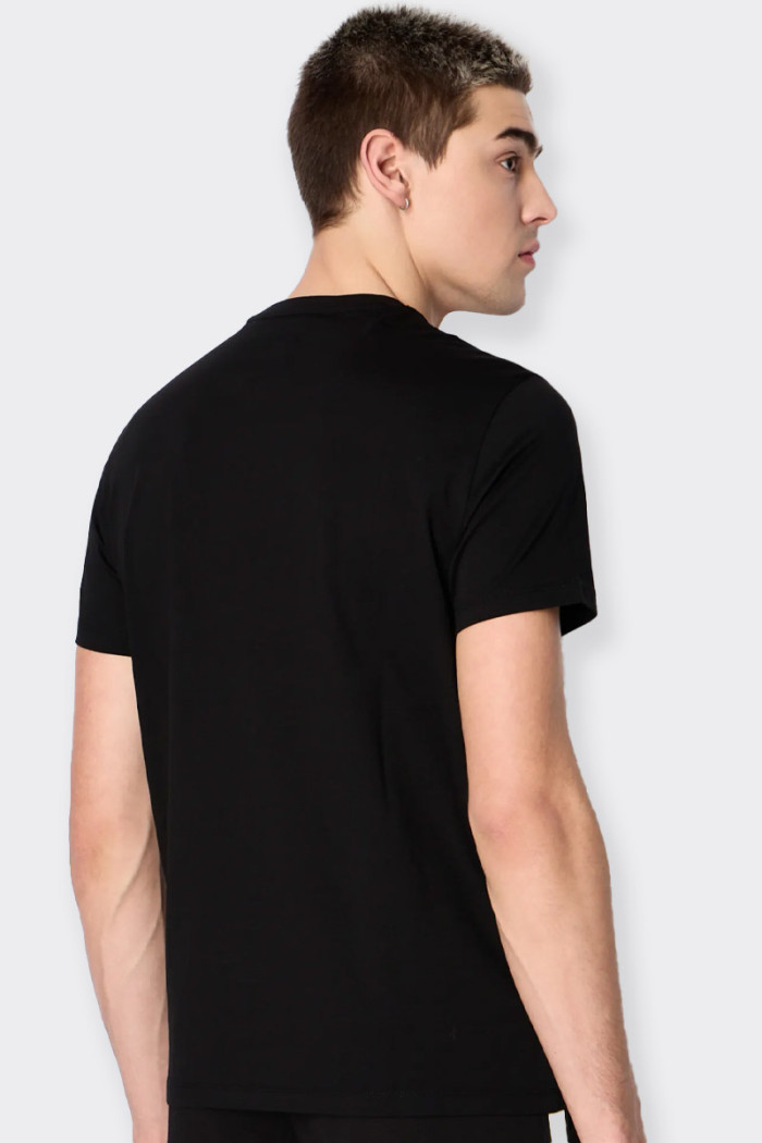 t-shirt Armani Exchange da uomo a maniche corte in 100% cotone jersey caratterizzata dal logo brand ricamato sul fronte . Ideale