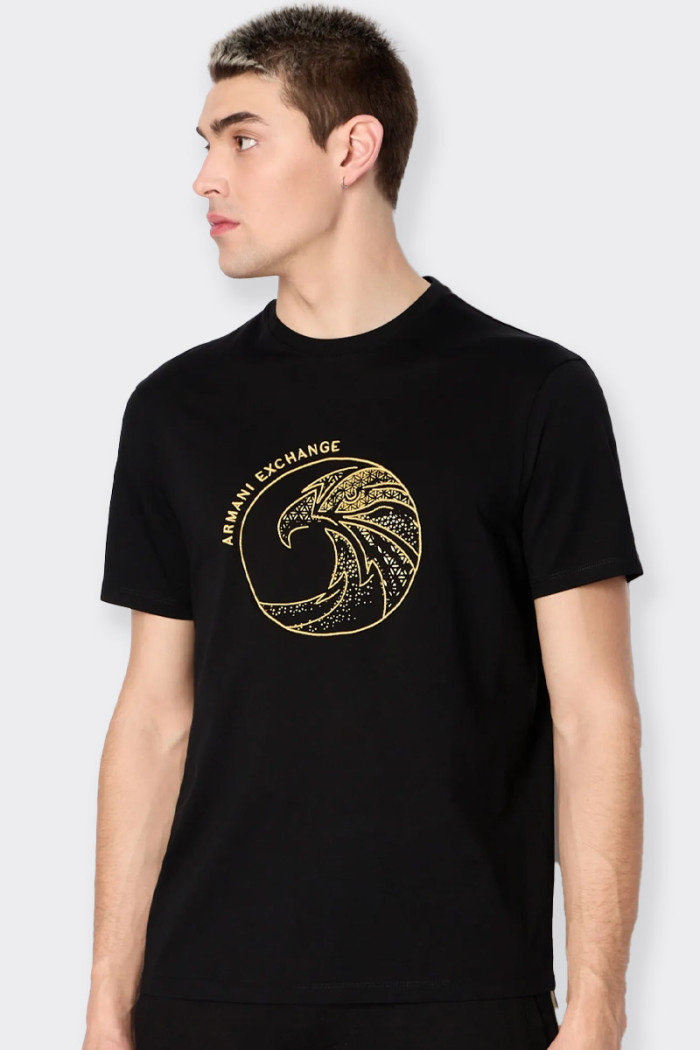 t-shirt Armani Exchange da uomo a maniche corte in 100% cotone con dettaglio logo brand ricamato sul fronte. Vestibilità regolar