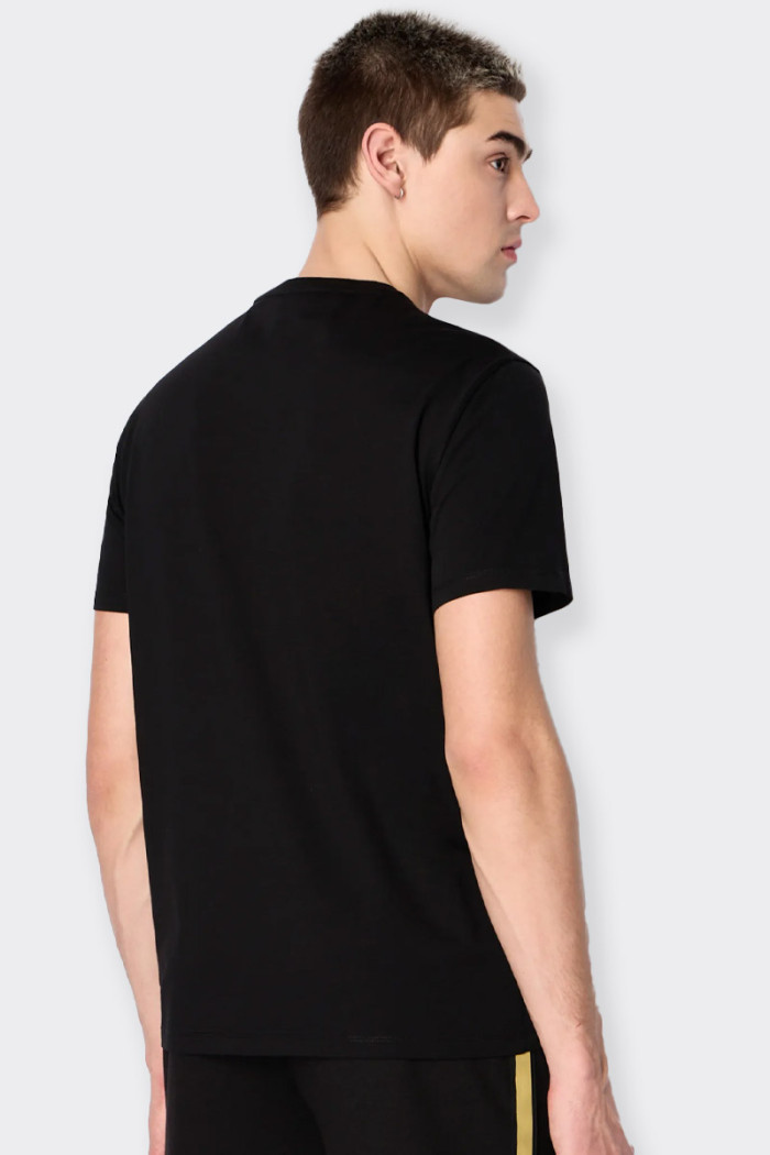 t-shirt Armani Exchange da uomo a maniche corte in 100% cotone con dettaglio logo brand ricamato sul fronte. Vestibilità regolar