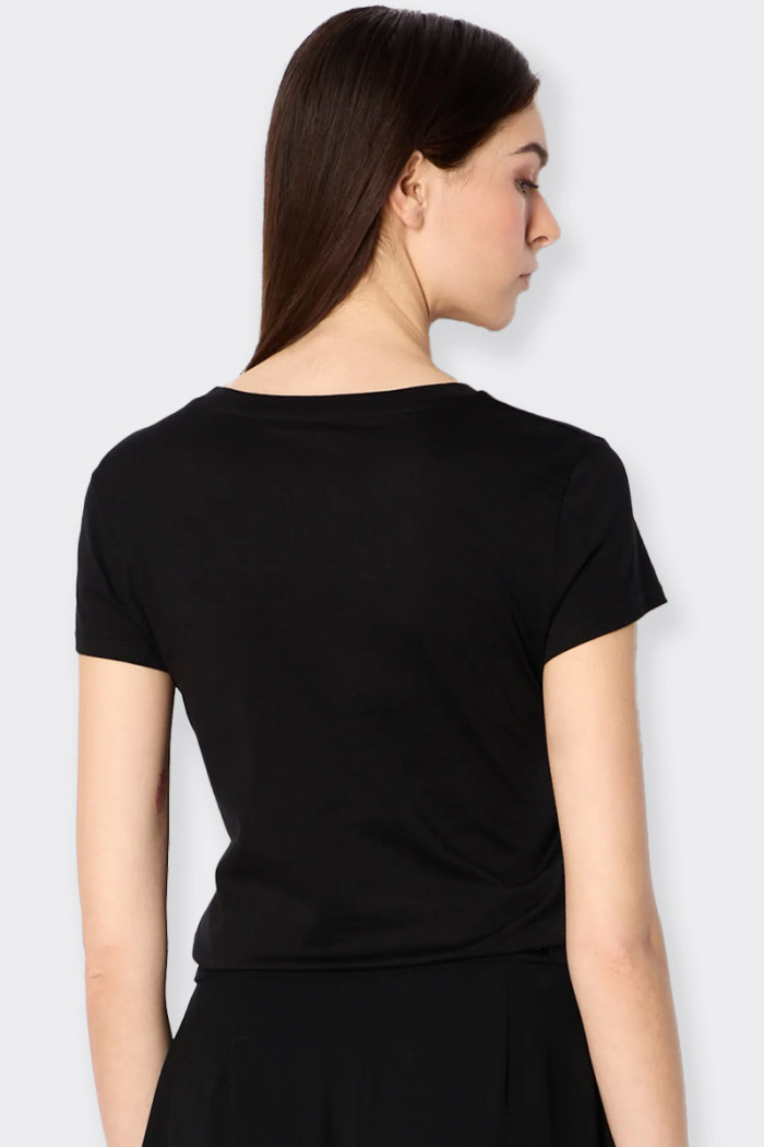 women’s black t-shirt in 100% cotton. Minimal and essential allows you to use it on any occasion. soft jersey fabric. regular fi
