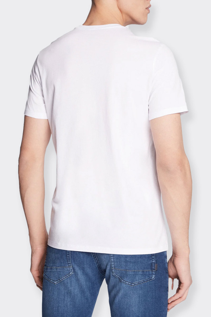 Men’s short sleeved white t-shirt in 100% cotton with contrasting logo print detail on the heart. Ideal for casual outfits. Slim