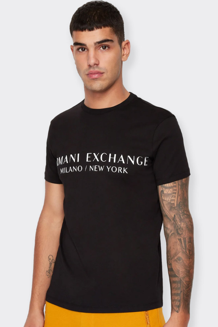 t-shirt Armani Exchange da uomo a maniche corte in jersey cotone 100% caratterizzata dalla stampa frontale in contrasto. Ideale 