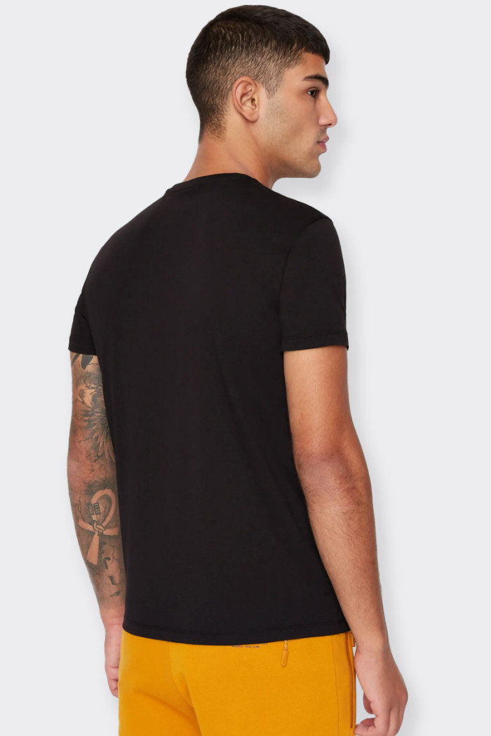 men’s short-sleeved t-shirt in 100% cotton jersey featuring a contrasting front print. Ideal for casual or urban outfits. Regula