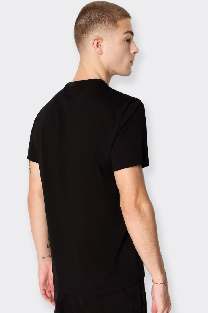 men’s short-sleeved t-shirt made of 100% cotton and characterized by the reinterpretation of the iconic brand logo. Ideal for an