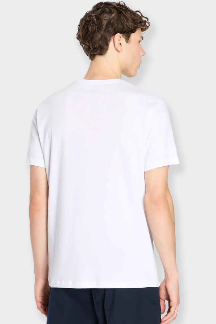men’s white t-shirt made of 100% organic cotton jersey and produced with natural fibers from organic farming: a model that combi