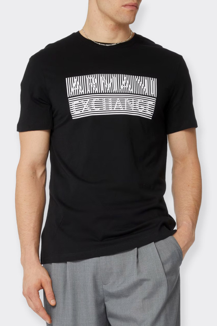 Men’s black short-sleeved t-shirt made of 100% cotton. Crew neck and logo in contrast on the front. Slim fit.