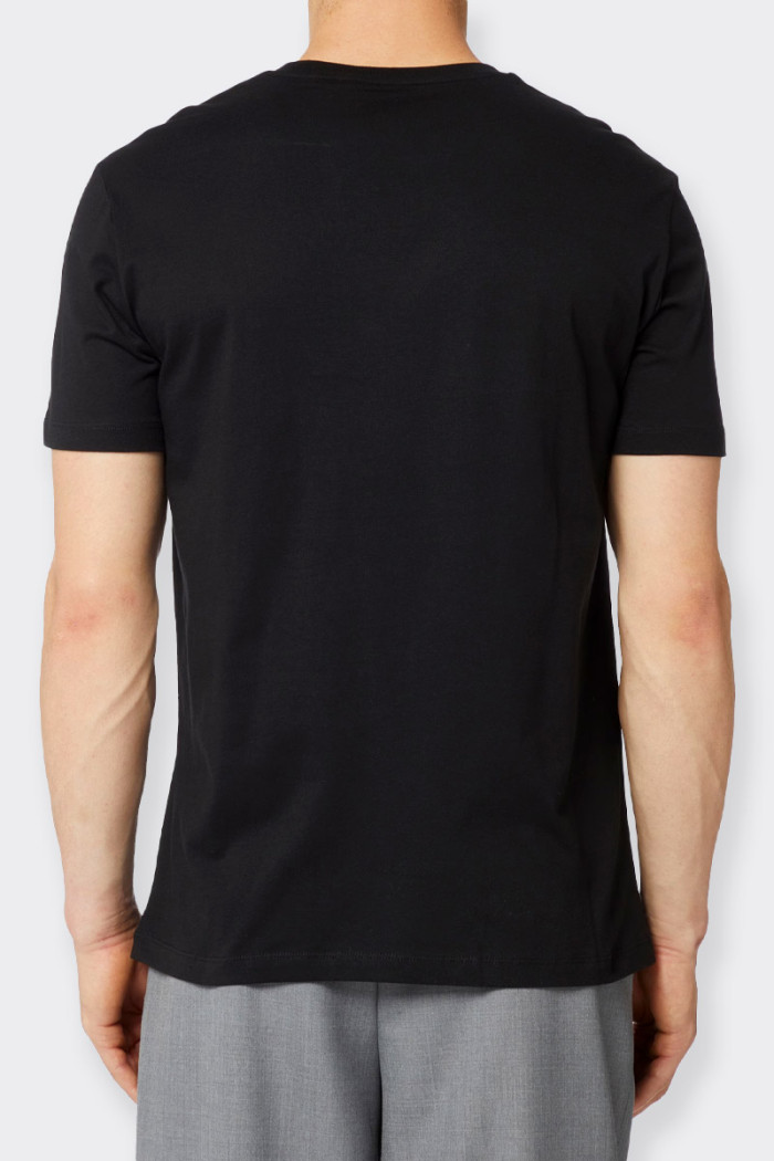 Men’s black short-sleeved t-shirt made of 100% cotton. Crew neck and logo in contrast on the front. Slim fit.