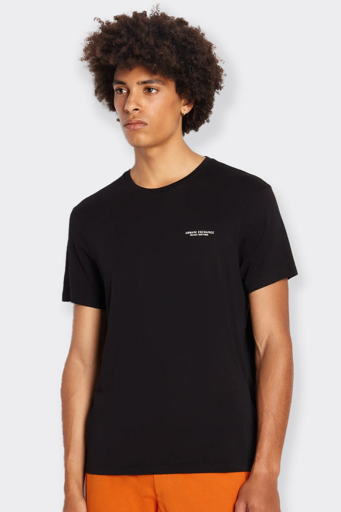 t-shirt Armani Exchange da uomo a maniche corte realizzata in 100% cotone. Girocollo e logo brand in contrasto sul punto cuore. 