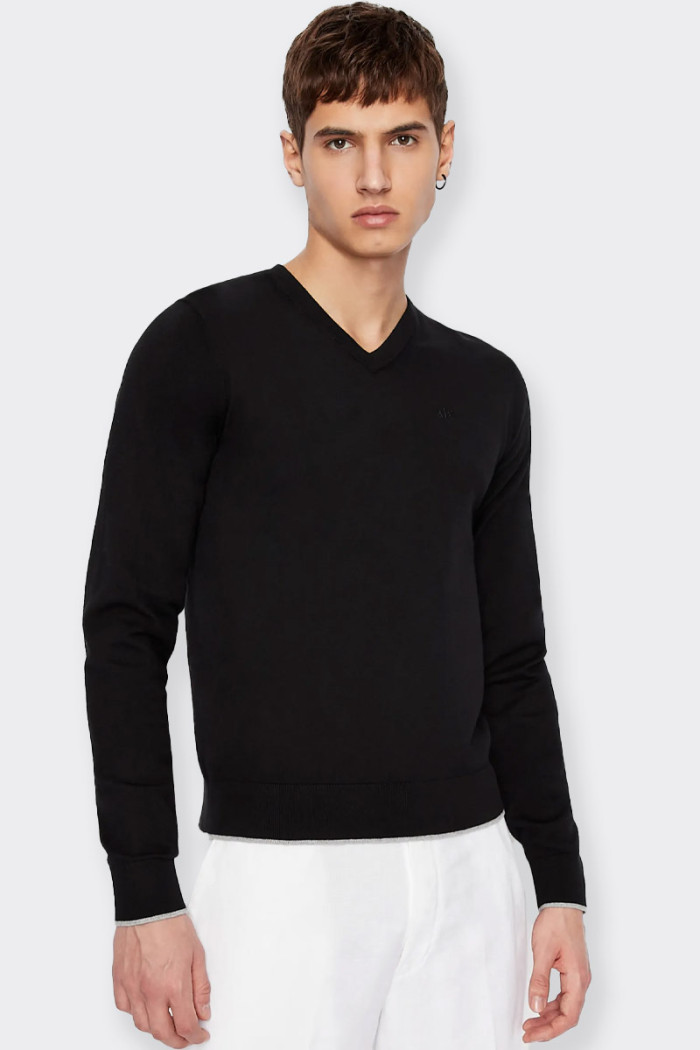 maglione morbido e leggero Armani Exchange da uomo lavorato a maglia con collo a v e profili polsi e fondo in contrasto. Logo br