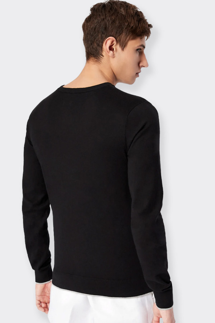 Men’s soft and lightweight sweater knitted with crew neck and cuffs profiles and contrasting hem. Brand logo on the heart stitch