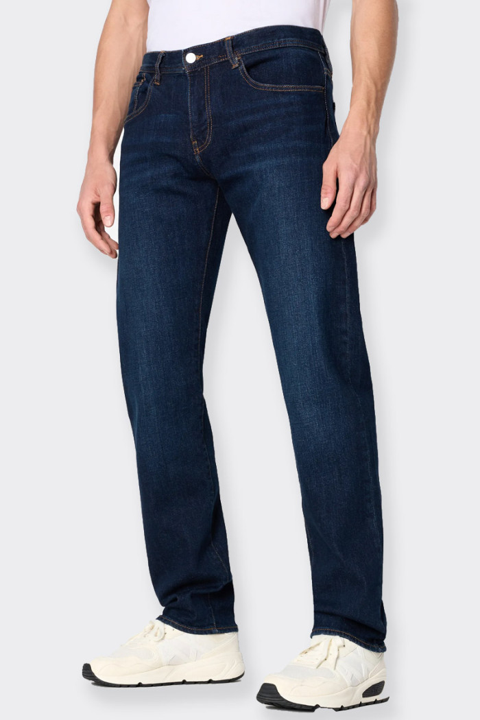 jeans Armani Exchange da uomo 5 tasche dal taglio slim. tinta unita e chiusura a zip. patch logo presente sulla tasca posteriore