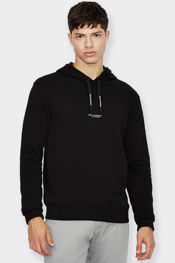 men’s hoodie made of 100% cotton French terry. brand logo on the front and back. the interior is in lightweight fleece ideal for