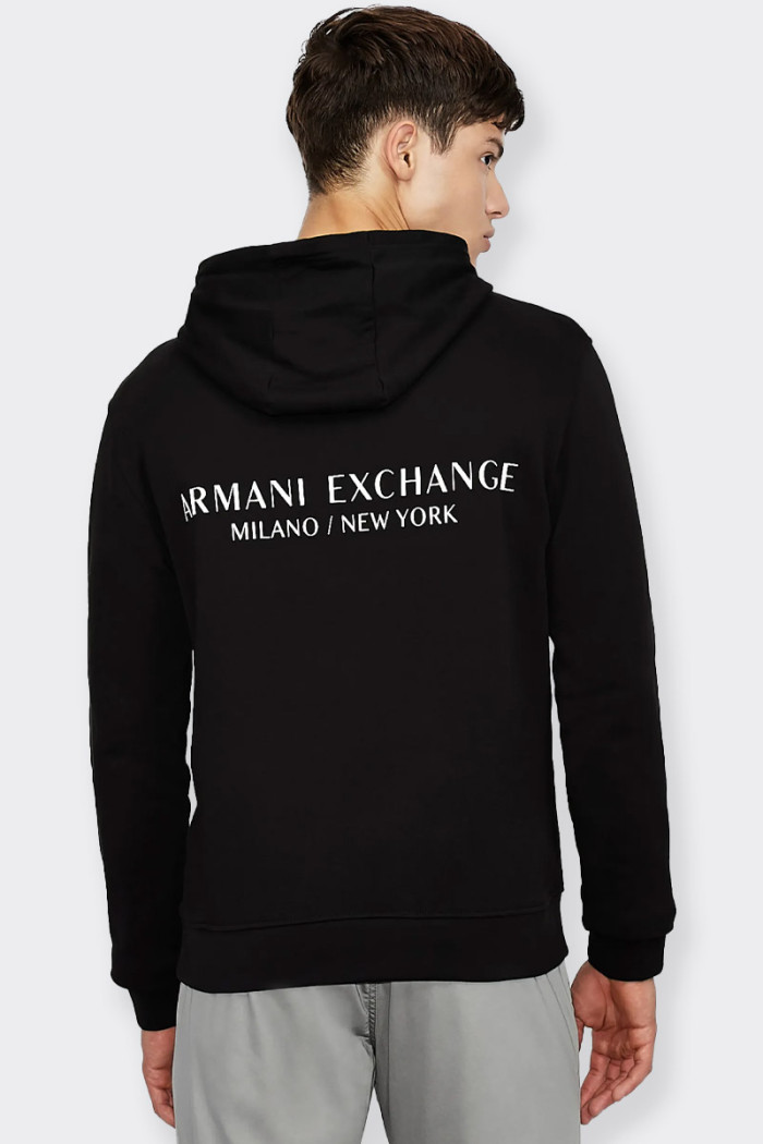 felpa Armani Exchange con cappuccio da uomo realizzata in 100% cotone french terry. logo brand presenti sia sul fronte che sul r