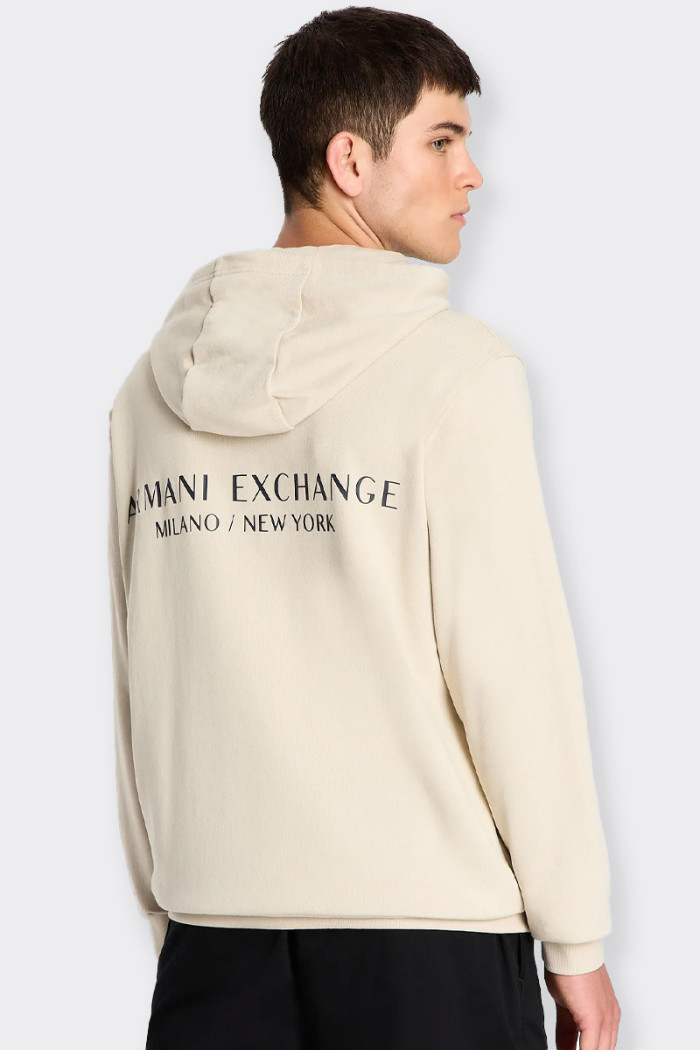 felpa Armani Exchange con cappuccio da uomo realizzata in 100% cotone french terry. logo brand presenti sia sul fronte che sul r