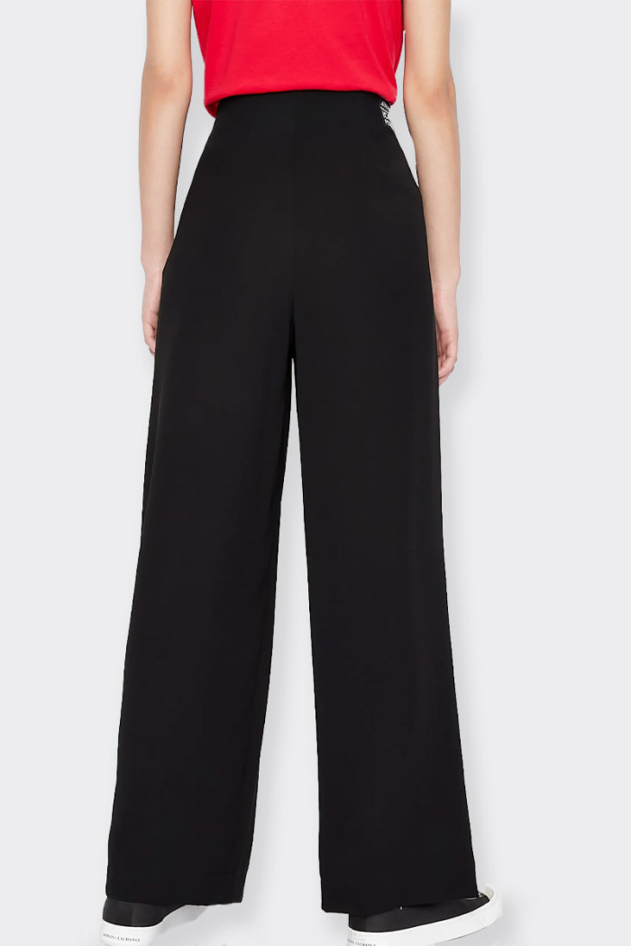 Women’s high waisted pants and wide leg. zip closure and crepe effect on fabric. Ideal for urban or casual business outfits. reg
