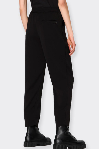 women’s pants from the essential and minimal line suitable for any occasion with comfortable and practical side pockets. slim fi