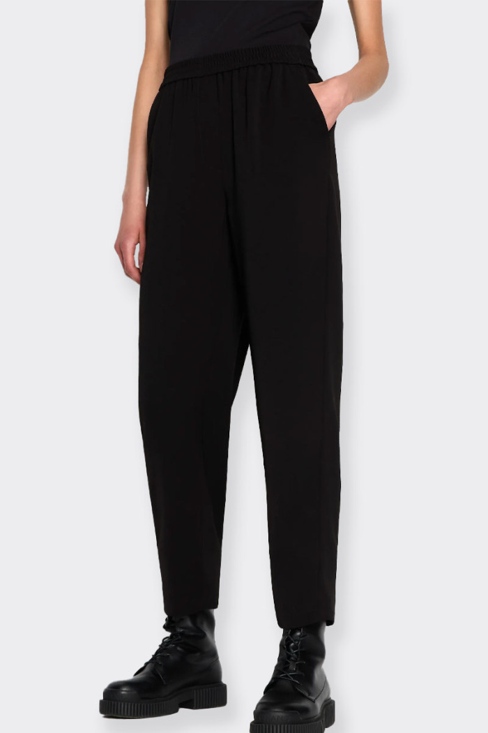 women’s pants from the essential and minimal line suitable for any occasion with comfortable and practical side pockets. slim fi