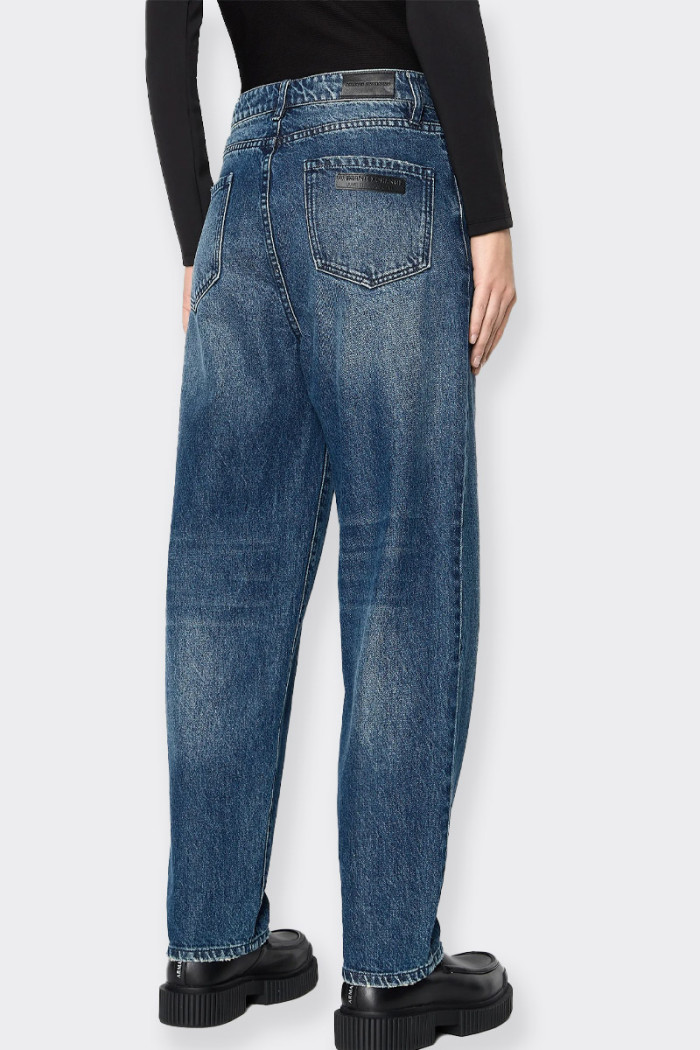 jeans da donna realizzato in 100% cotone a cinque tasche In rigid Denim organico. Taglio fresco e giovanile adatto per ogni occa