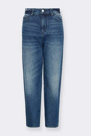 Women’s jeans made of 100% cotton with five pockets in rigid organic denim. Fresh and youthful cut suitable for any occasion. A 
