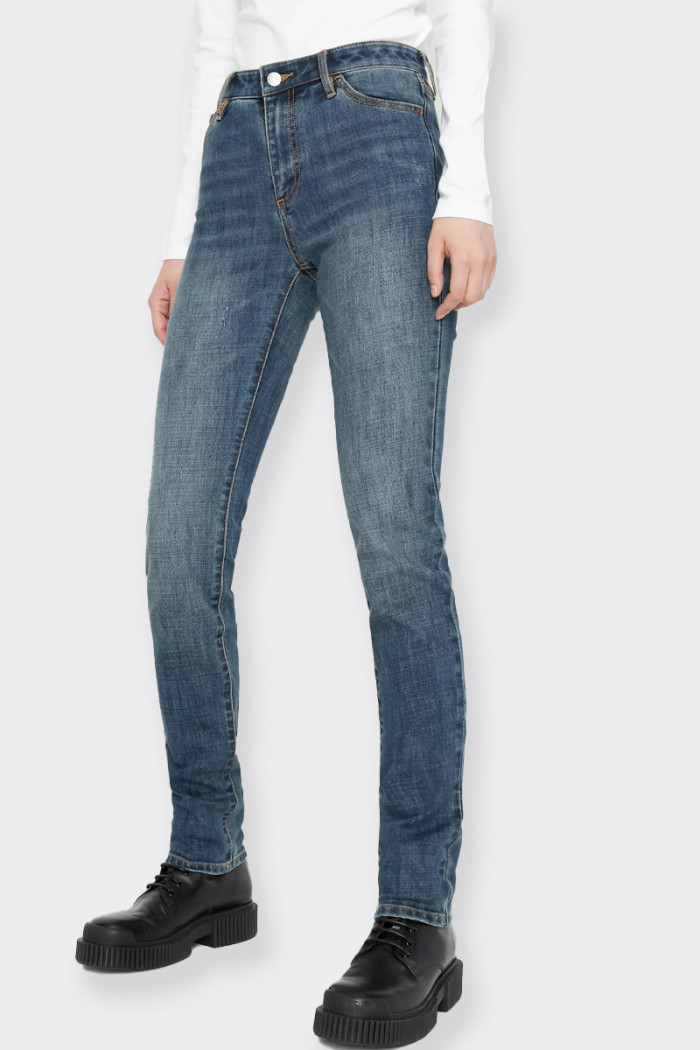 jeans Armani Exchange da donna cinque tasche con taglio slim fit. Tessuto in cotone ed elastan per maggior morbidezza e comfort 
