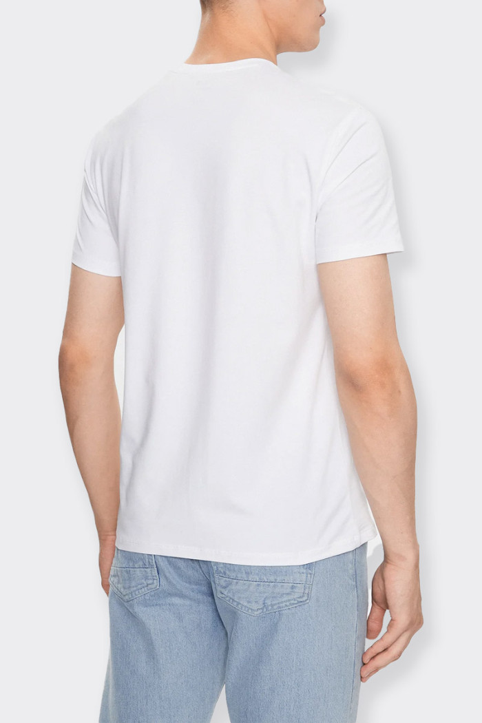 Men’s short-sleeved crew neck t-shirt made of cotton. Print detail on the front. Ideal for casual looks. slim fit.