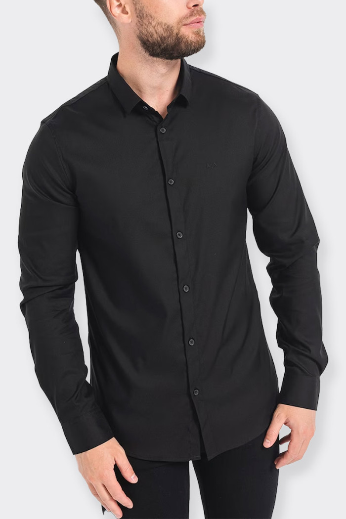 Camicia Armani Exchange classica da uomo realizzata in cotone satinato caratterizzata dalla vestibilità regular fit, dal collo c
