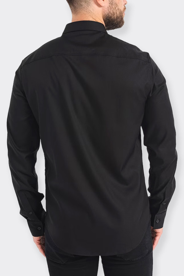 Camicia Armani Exchange classica da uomo realizzata in cotone satinato caratterizzata dalla vestibilità regular fit, dal collo c
