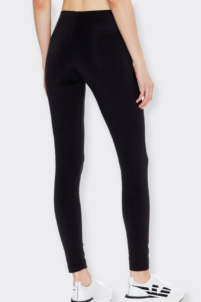 Comfortable and practical women’s leggings for both leisure and sports. Drawstring elasticated waist and logo in contrast on the
