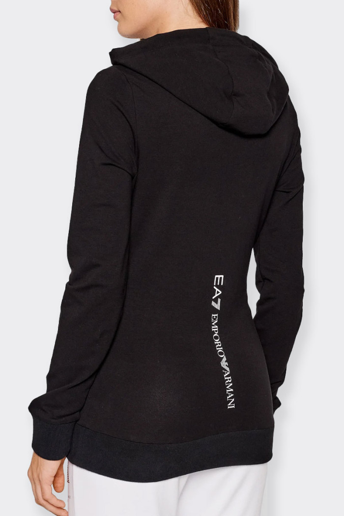 Women’s sweatshirt made of stretch cotton, characterized by regular fit. The model, equipped with a practical hood and a pouch p