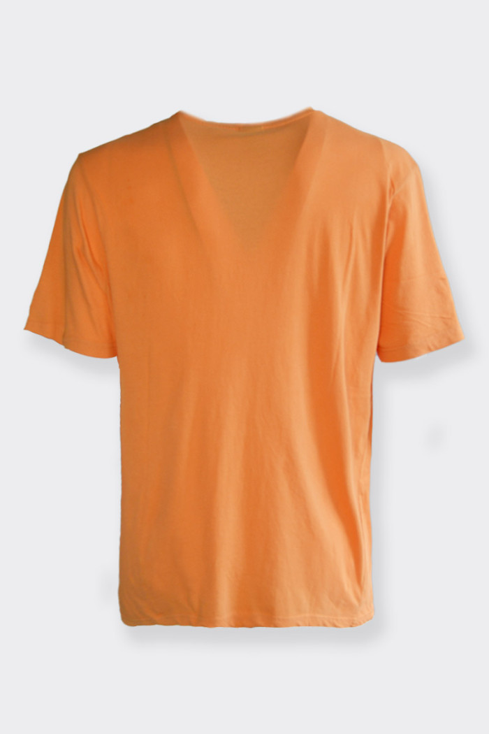 men’s short-sleeved t-shirt made of 100% cotton. Crew neck and logo patch on the armhole. Ideal for leisure. regular fit.