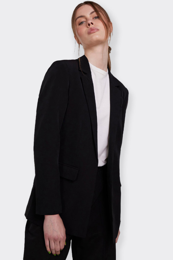 women’s blazer jacket with French collar with oversize fit. Side pockets to define the look. Ideal for any occasion, both casual