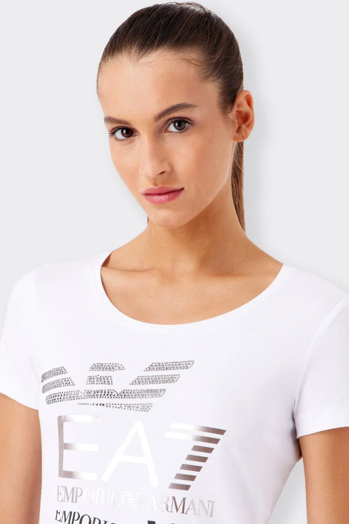 T-shirt a maniche corte da donna dal design essenziale e pulito, realizzata in cotone stretch. Il modello è impreziosito dalla s