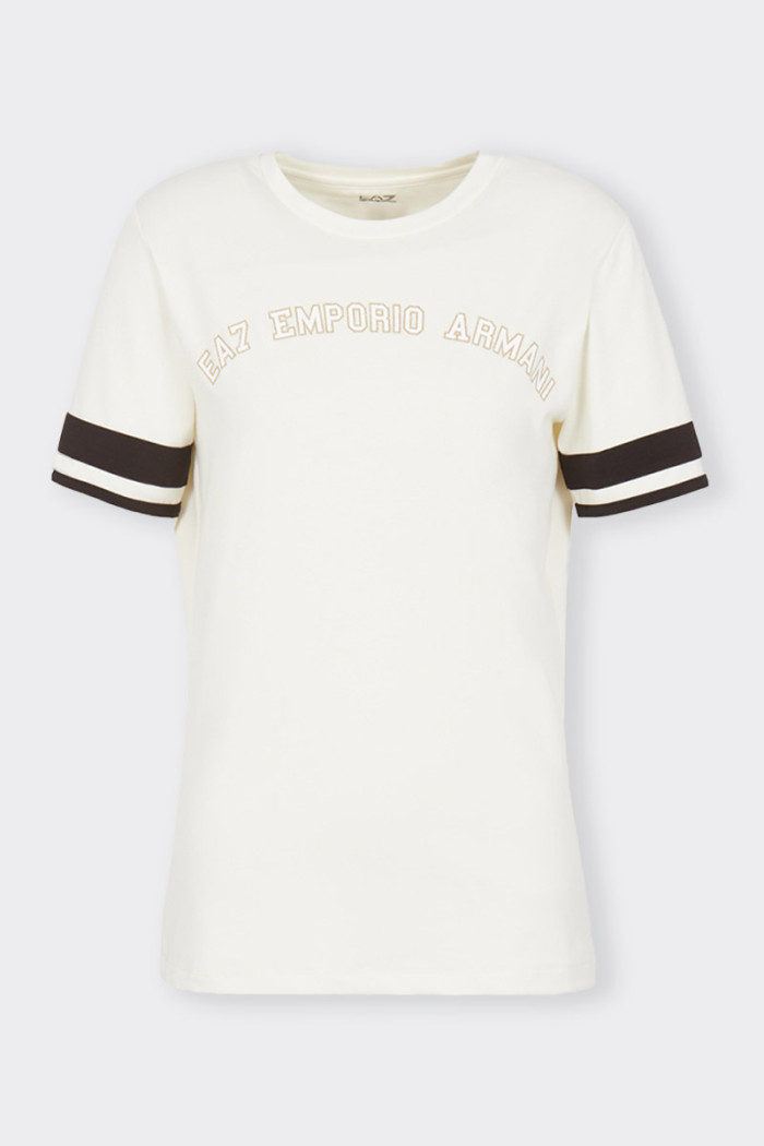 Women’s short-sleeved t-shirt with a college-style crew neck. Curved logo writing on the front and two-tone sleeve profiles. Sma