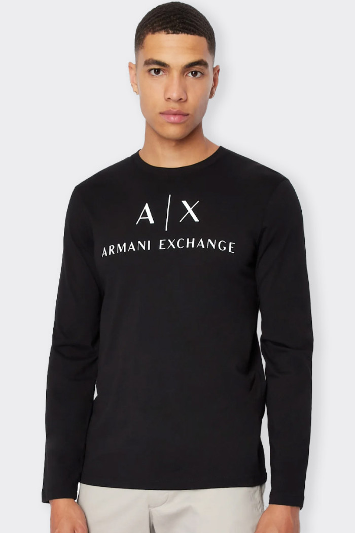 t-shirt Armani Exchange da uomo a maniche lunghe e girocollo. Realizzata in tessuto jersey 100% cotone e stampa logo brand front